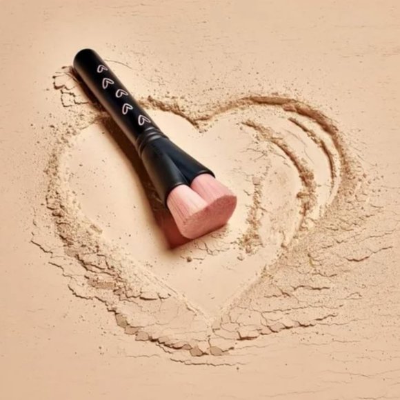 Limited Edition Heart-Shaped Foundation Brush - Mary Kay - Picture 4 of 10